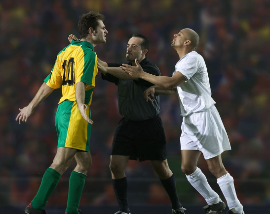 peran-wasit-dalam-mengawal-laga-sepak-bola-profesional