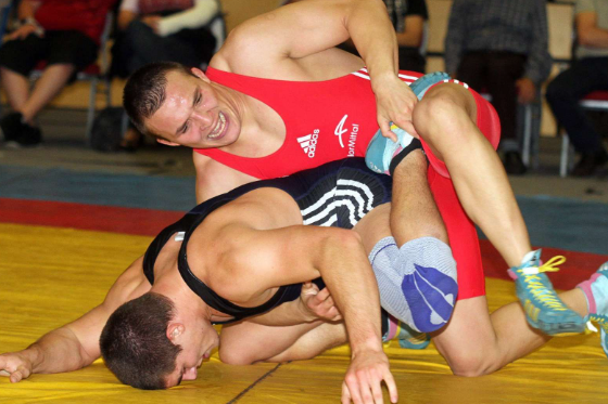 strategi-bertahan-dalam-wrestling-saat-tertekan-lawan